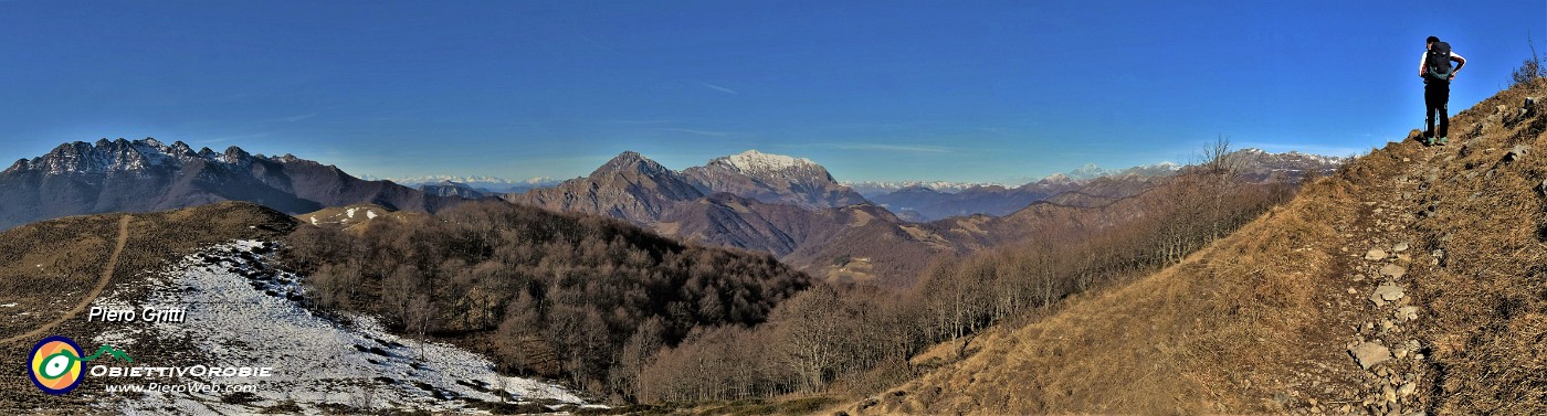 32 Saliamo per sentierino allo Zuc de Valmana con splendida vista verso Resegone e Grigne.jpg